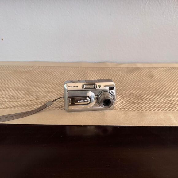 Fujifilm Finepix A340 Vintage Digital Camera - Picture 2 of 8
